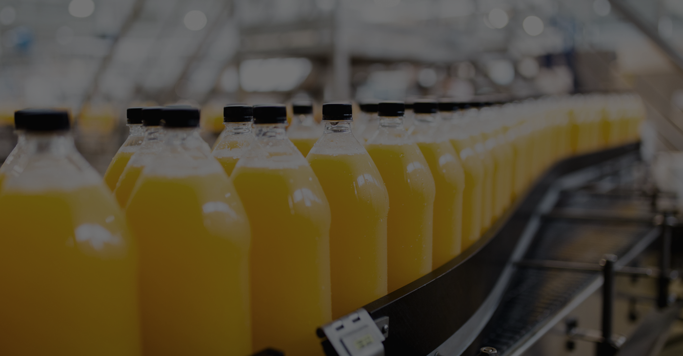 Bouteilles de jus d'orange dans une chaîne de production